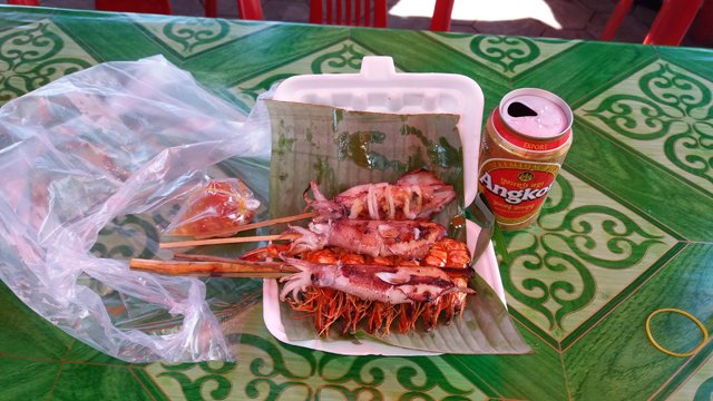 ccalamars et crevettes au marché du crabe à Kep - l'autre ailleurs au Cambodge